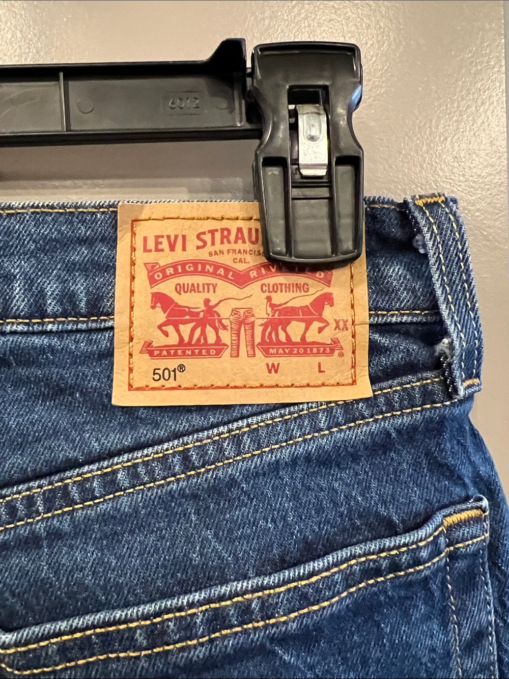 Classic Levi’s 501 Straight Leg Jeans in Medium Blue Denim - Picture 5 of 11